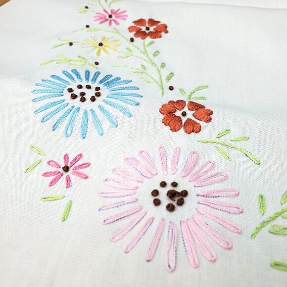Vintage Linen Table Runner Farmhouse Scallop Edge Flowers Barn 42x16 Embroidered - Picture 4 of 14